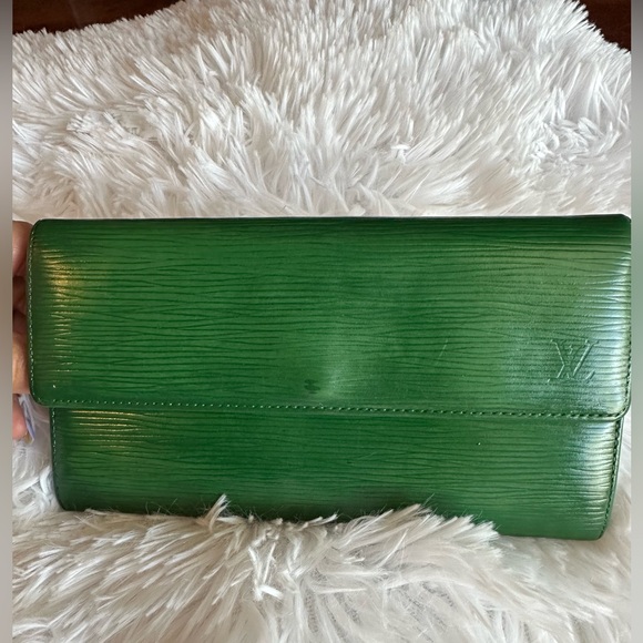 Louis Vuitton Epi Wallet w/ Unbranded Chain, LV Bag LV Ribbon & LV Sample Parfum - Picture 3 of 15